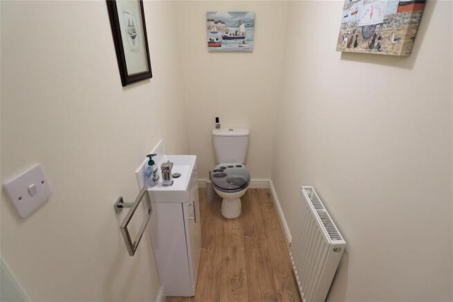 GUEST CLOAKROOM WITH W.C