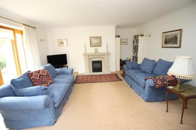 2 Gerlensta Court lounge.JPG