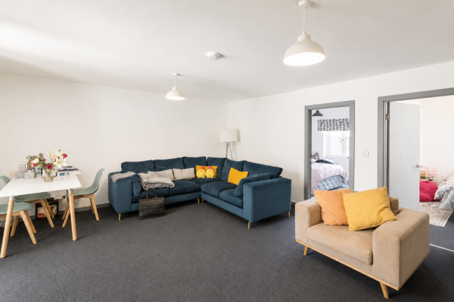 2 bed Apartment to rent Image 5