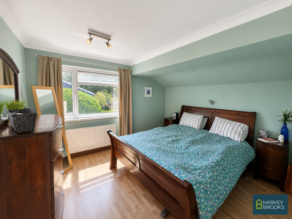 5 bed Detached for sale Image 9