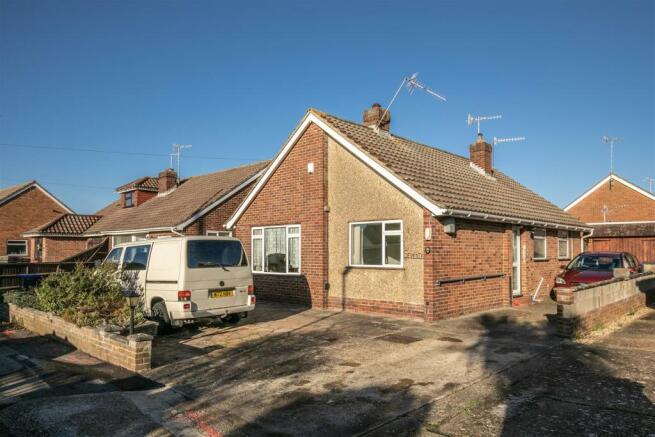 EXTERIOR/FRONT GARDEN