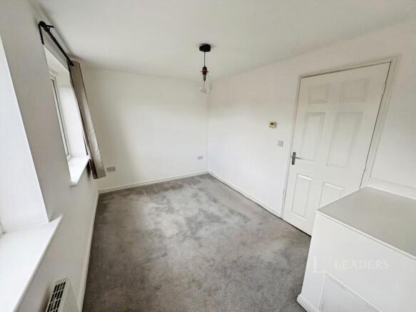 3 bed Semi-Detached to rent Image 9
