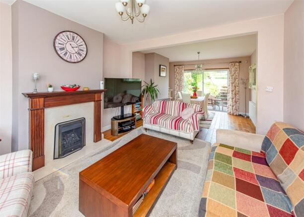 30 Goldthorn Avenue-living1.jpg
