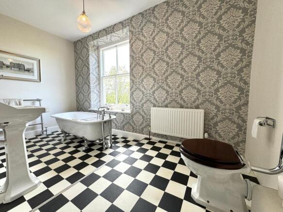 6 bed Detached for sale Image 12