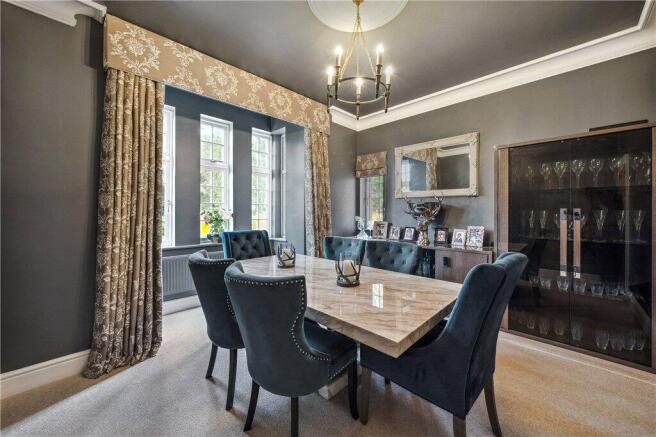 5 bed Detached for sale Image 9