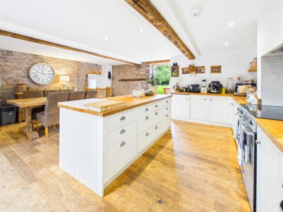 KITCHEN/FAMILY DINING ROOM