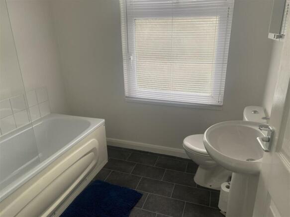 UPSTAIRS FAMILY BATHROOM