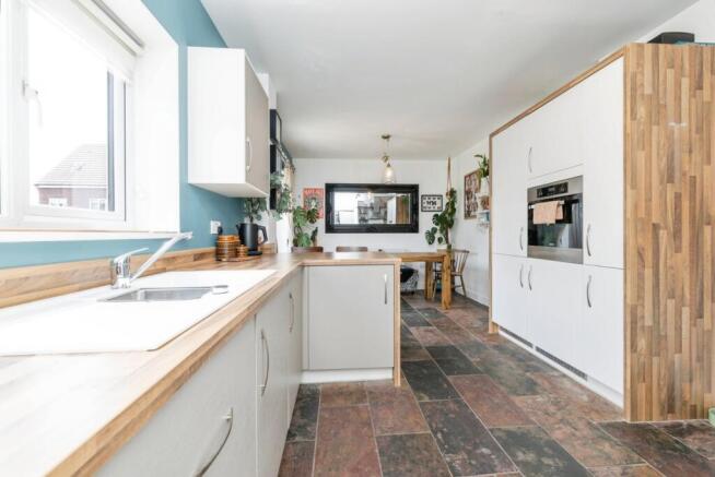 4 bed Detached for sale Image 9