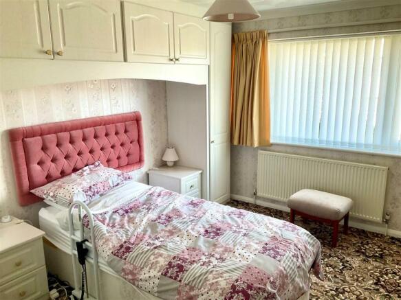 Bedroom 1 pic2.jpg