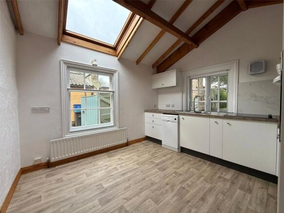 3 bed Semi-Detached to rent Image 4