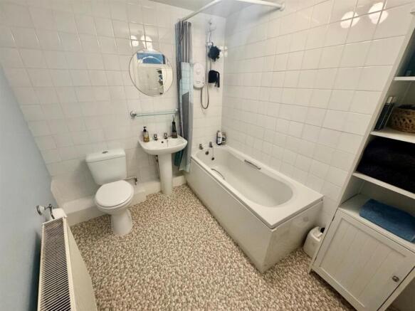 2 bed Flat for sale Image 6