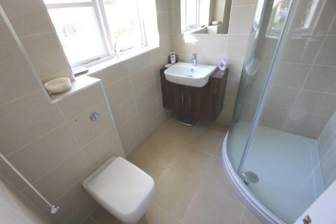 EN-SUITE SHOWER ROOM