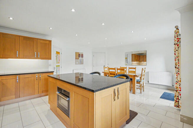 5 bed Detached for sale Image 4