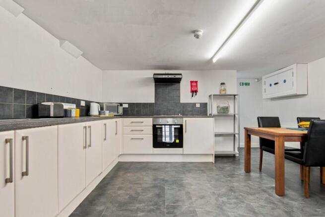 5 bed House to rent Image 4