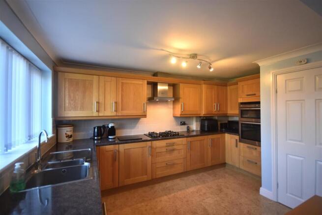 4 bed Detached for sale Image 5