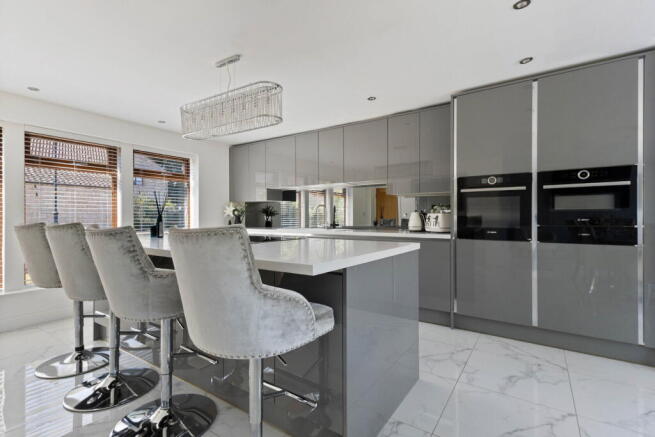 6 bed Detached for sale Image 4