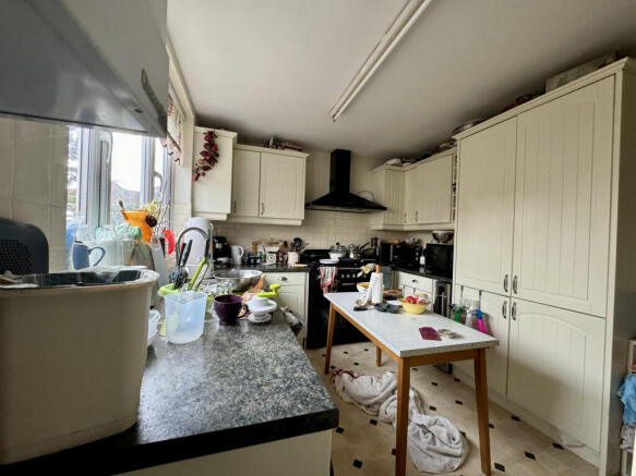 6 bed House for sale Image 4