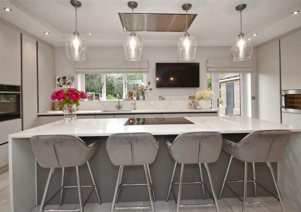 8 The Moat House-kitchen2.jpg