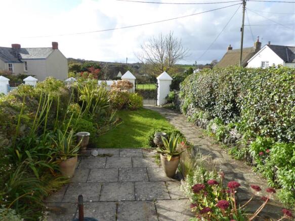 Front grdn 2.JPG