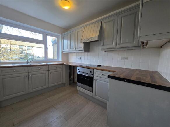 2 bed Apartment to rent Image 6