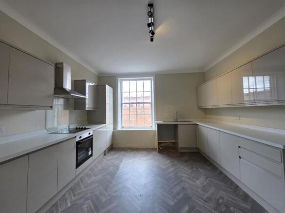2 bed Maisonette to rent Image 4