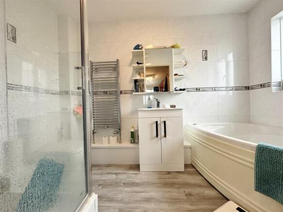 EN SUITE SHOWER ROOM/WC