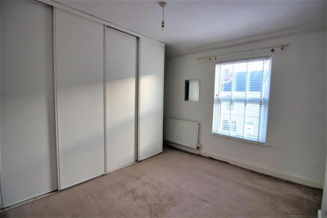 2 bed Terraced to rent Image 6