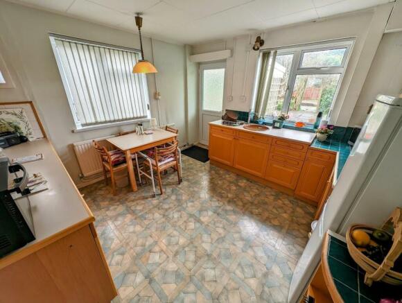 3 Firgrove Crescent kitchen.jpg