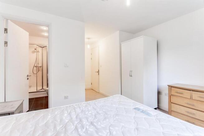 2 bed Penthouse to rent Image 5