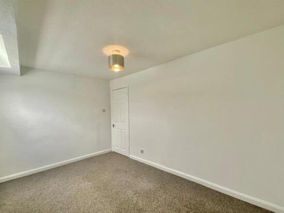 2 bed Terraced to rent Image 12