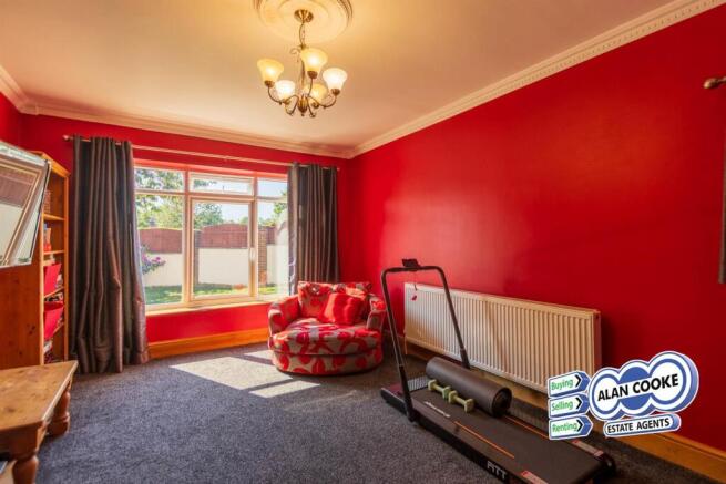 5 bed Detached for sale Image 12