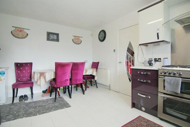 5 bed Detached for sale Image 4