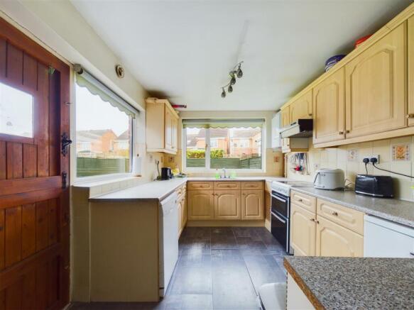 KITCHEN/DINING ROOM