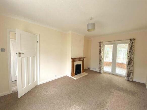 9 Ringwood Road - Lounge2.jpg