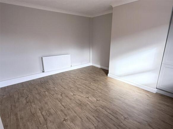 2 bed Terraced to rent Image 5