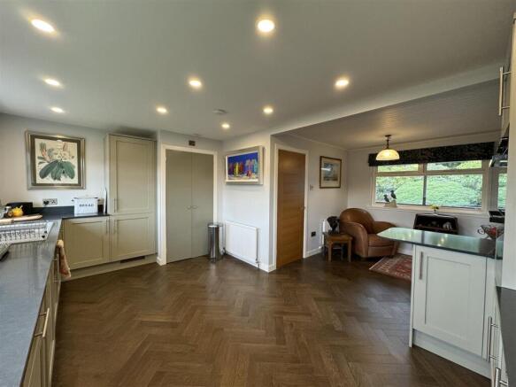 KITCHEN 3.JPG