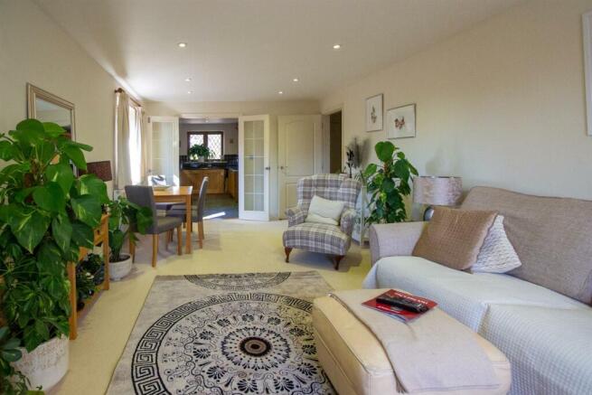 Hickmans Court 8 -Lounge.jpg