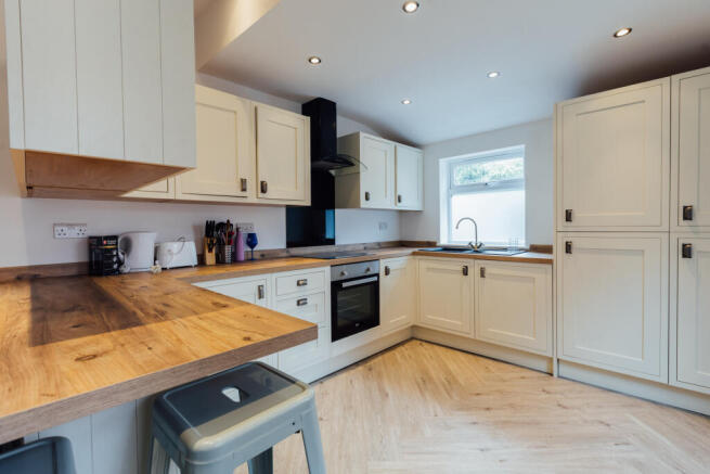 5 bed House to rent Image 4