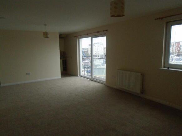 18 Mariners view - Livingroom.JPG