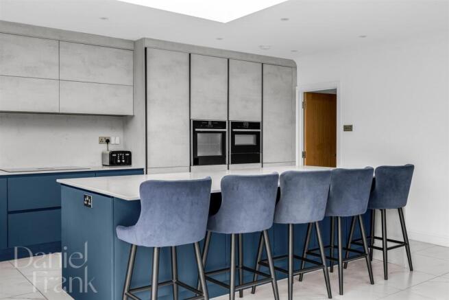 Buckhurst Way, Buckhurst Hill photo 4