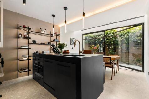 Shaftesbury Mews,
South Kensington, W8