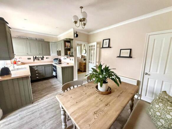 3 bed Semi-Detached for sale Image 5