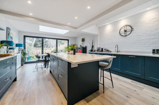 1410593-9-698b427...