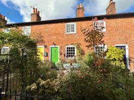 5, Lowndes Buildings, Farnham GU9 7JD