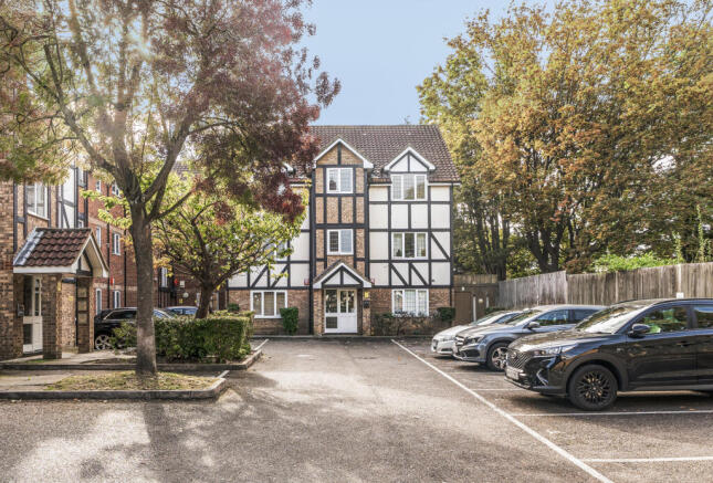 2-bed flat on Lulworth Crescent, MITCHAM, Surrey, CR4, £275,000