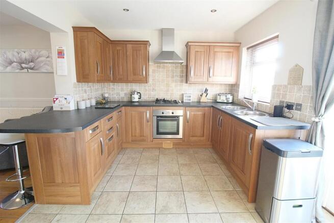 FITTED KITCHEN