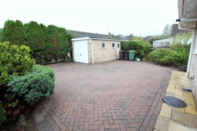 009 Sewell Close - Driveway.JPG