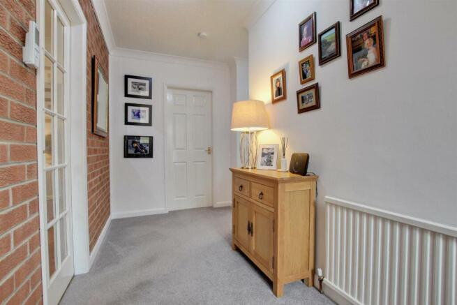 L-SHAPED ENTRANCE HALL