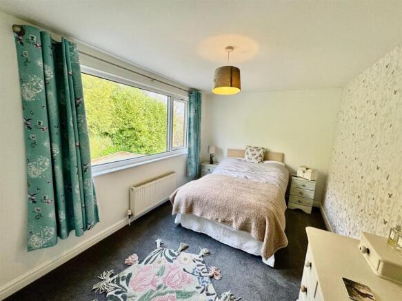 5 bed Semi-Detached for sale Image 11