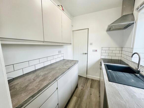 2 bed Terraced to rent Image 6